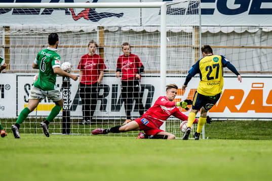 Ängelholms Ryan Finley gör 2-2 bakom Ljungskiles målvakt