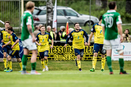 Ängelholms Ryan Finley har gjort  2-2 och jublar med