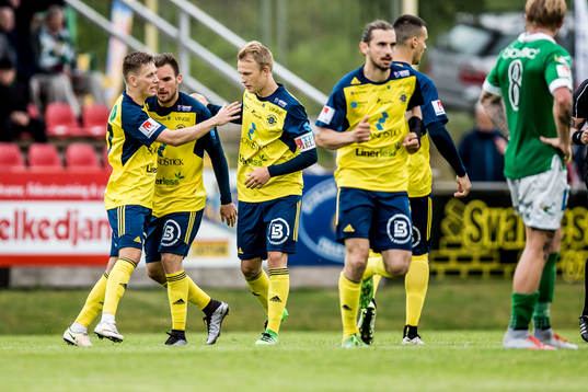 Ängelholms Ryan Finley har gjort  2-2 och jublar med