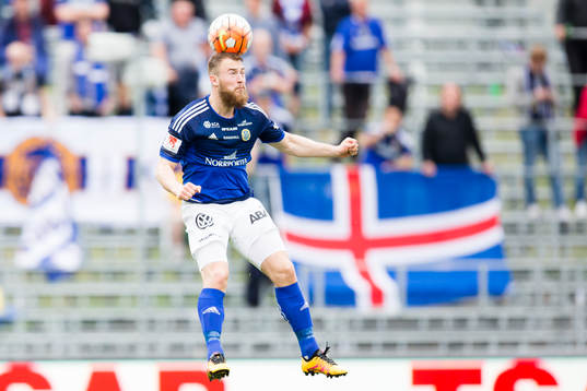 Sundsvalls Runar Sigurjonsson nickar bollen