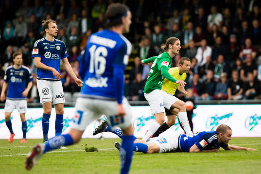 Jönköpings Pawel Cibicki ser sitt skott gå in till 1-1