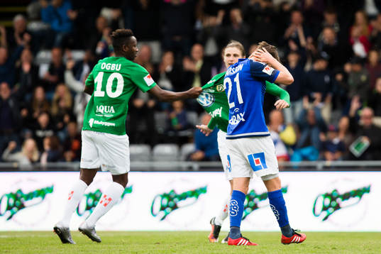 Jönköpings Moses Ogbu och Pawel Cibicki jublar och
