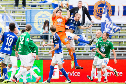 Jönköpings målvakt Damir Mehic  tar ner bollen