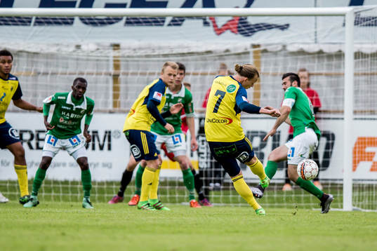 Ängelholms Sebastian Carlsén skjuter