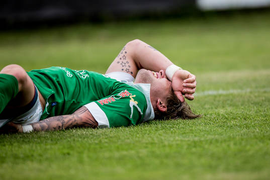 Ljungskiles Tim Nilsen liggarn ner skadad