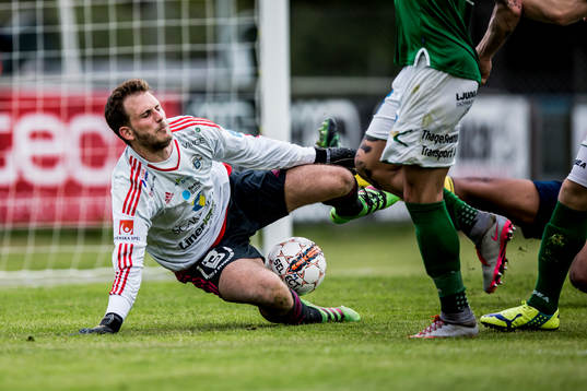 Ängelholms målvakt Carl Lindell räddar ett skott
