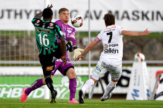 Varbergs Nsima Peter har en bra chans men Sirius Niklas