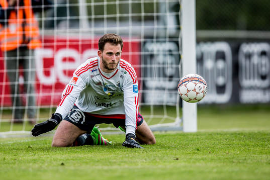 Ängelholms målvakt Carl Lindell räddar ett skott