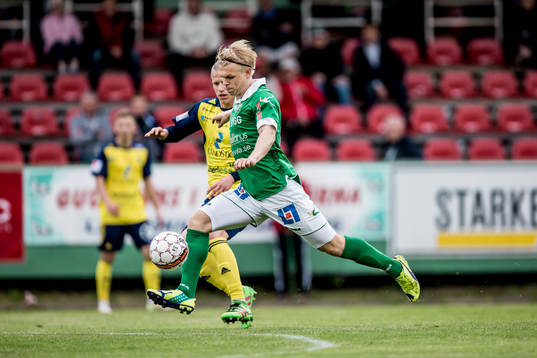 Ljungskiles Linus Tornblad skjuter