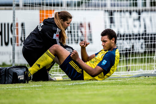 Ängelholms Patrick Dyrestam liggandes skadad