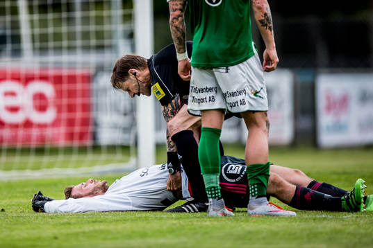 Domare Lars Olsson hjälper Ängelholms målvakt Carl