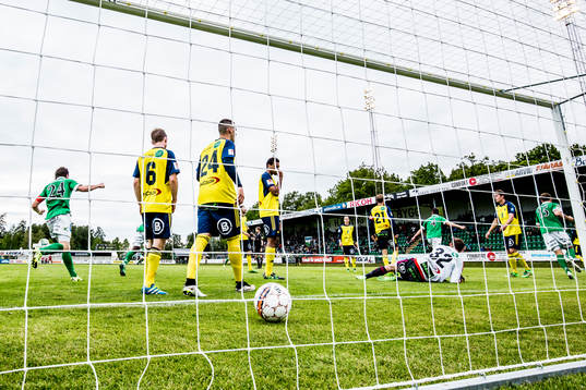 Ljungskiles Tim Nilsen har gjort 2-1 och Ljungskiles