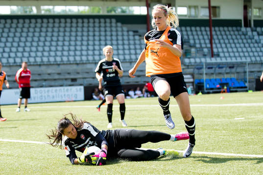 Rosengårds målvakt Zecira Musovic rensar framför Emma