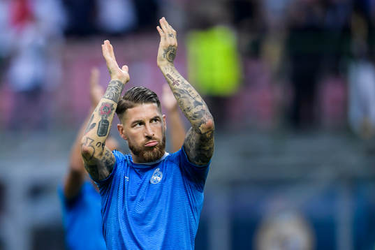 Real Madrids Sergio Ramos klappar mot publiken