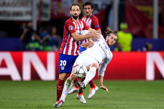 Atletico Madrids Juanfran drar omkull Real Madrids Gareth