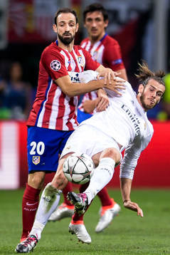 Atletico Madrids Juanfran drar omkull Real Madrids Gareth