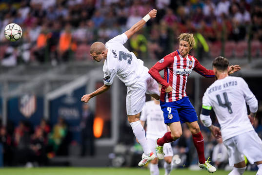 Real Madrids Pepe nickar undan bollen framför Atletico
