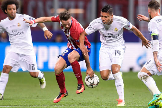 Atletico Madrids Saul Niguez stoppas av Real Madrids