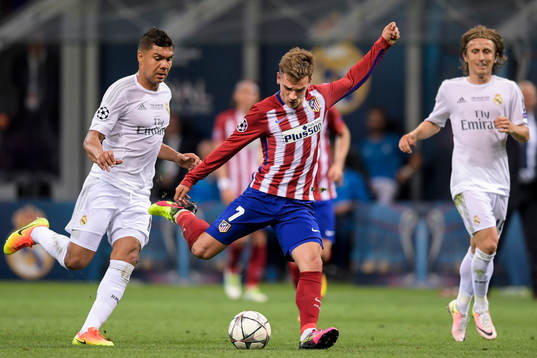Atletico Madrids Antoine Griezmann laddar för skott
