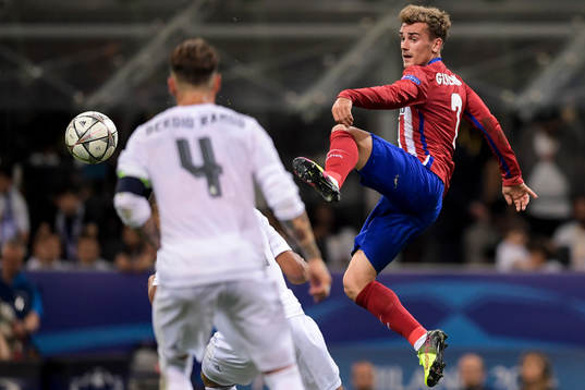 Atletico Madrids Antoine Griezmann sträcker sig