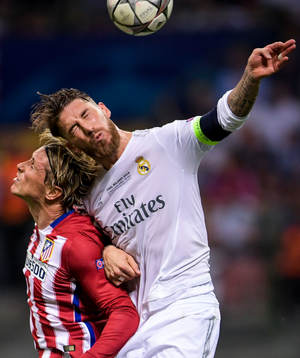 Atletico Madrids Fernando Torres i nickduell med Real