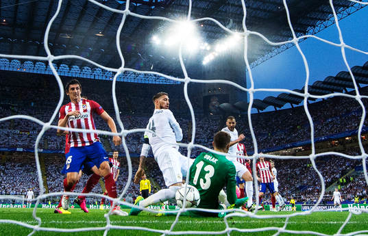 Real Madrids Sergio Ramos gör 1-0 bakom Atletico Madrids