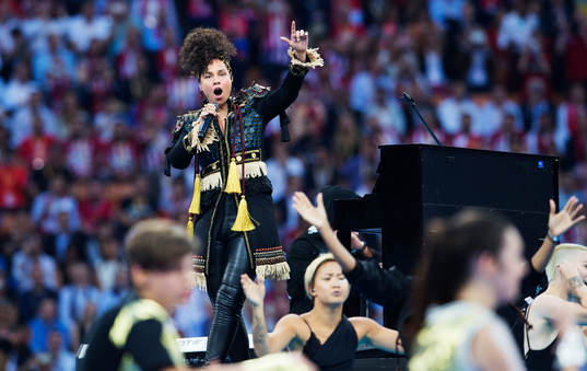 Alicia Keys uppträder