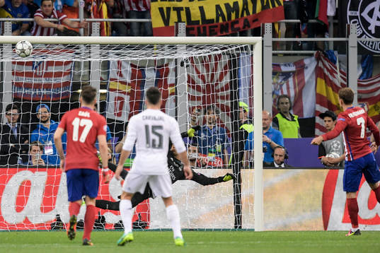 Atletico Madrids Antoine Griezmann (th) skjuter bollen i