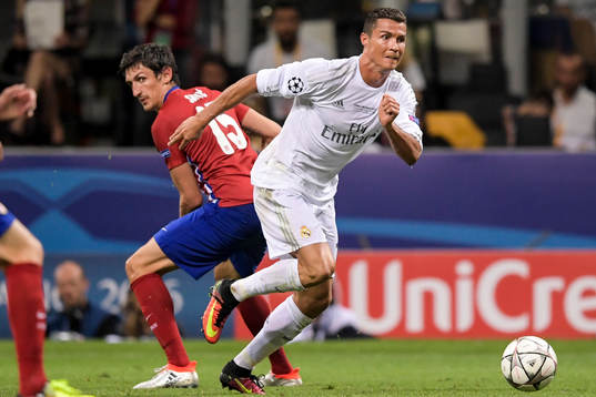 Real Madrids Cristiano Ronaldo tar sig förbi Atletico