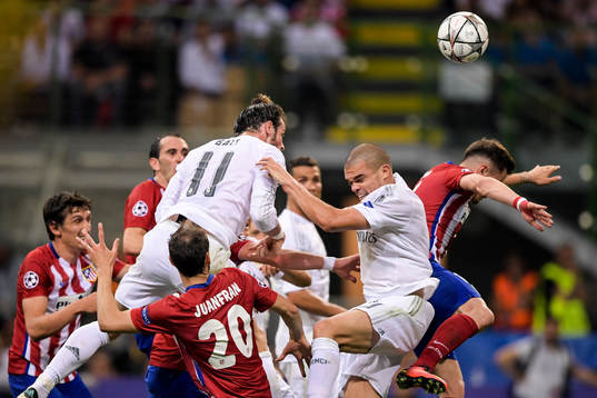 Real Madrids Gareth Bale och Pepe oroar på en hörna