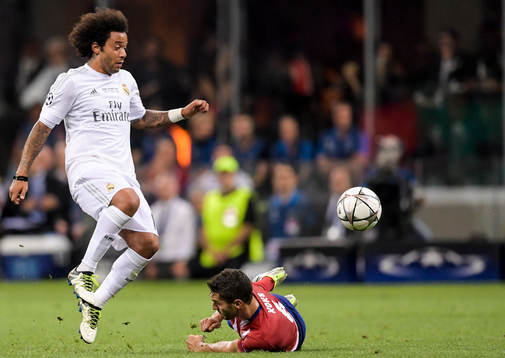 Real Madrids Marcelo chippar bollen över Atletico Madrids