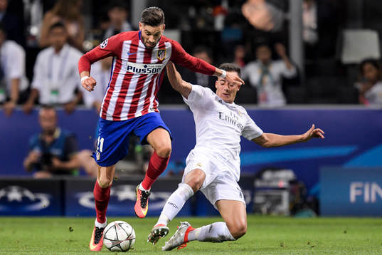 Atletico Madrids Yannick Carrasco och Real Madrids Lucas