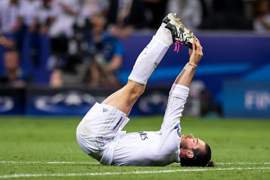 Real Madrids Gareth Bale stretchar