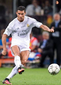 Real Madrids Cristiano Ronaldo skjuter en frispark
