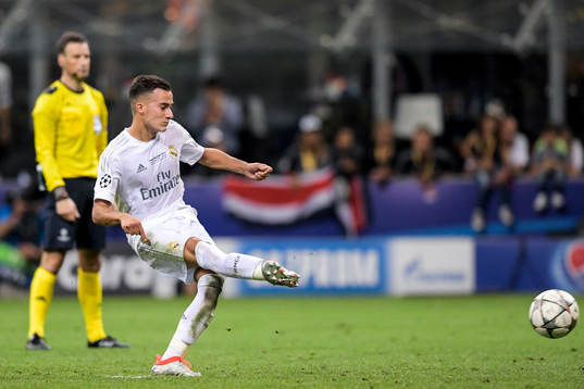Real Madrids Lucas Vazquez sätter sin straff