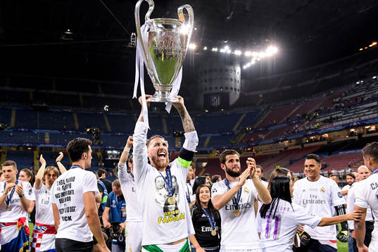 Real Madrids Sergio Ramos jublar med pokalen