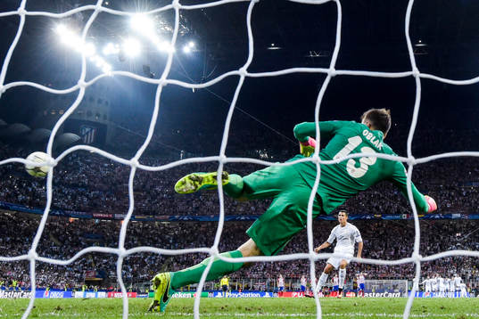 Real Madrids Cristiano Ronaldo skjuter in