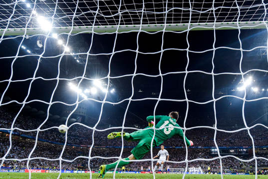Real Madrids Cristiano Ronaldo skjuter in