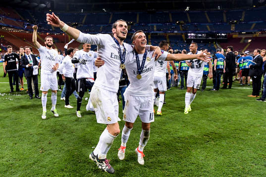 Real Madrids Gareth Bale och Lucas Vazquez jublar