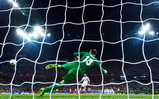 Real Madrids Cristiano Ronaldo skjuter in