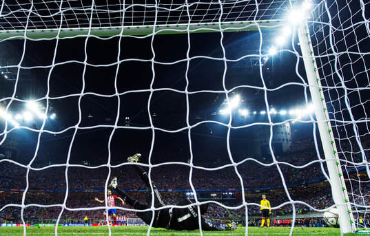 Atletico Madrids Juanfran skjuter sin straff i stolpen