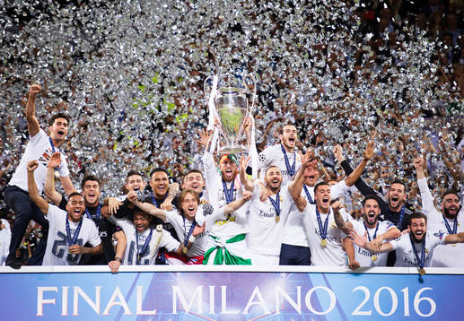 Real Madrids spelare jublar när Sergio Ramos håller upp