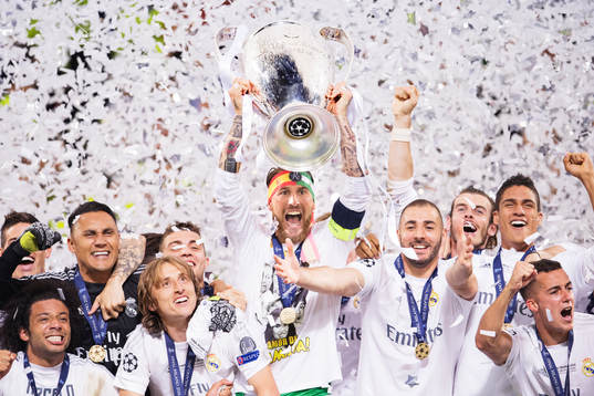 Real Madrids spelare jublar när Sergio Ramos håller upp