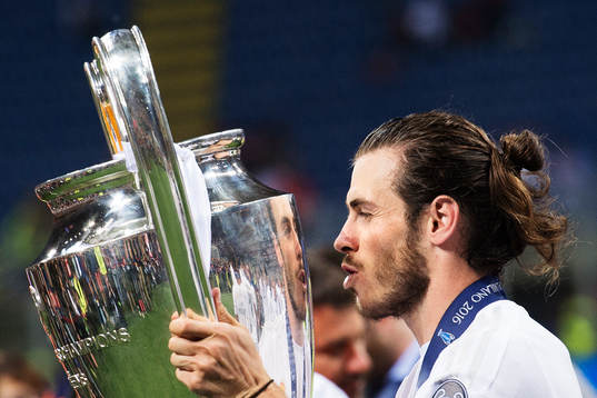 Real Madrids Gareth Bale kysser pokalen