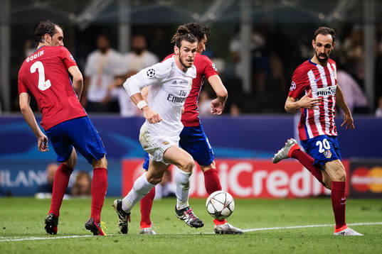 Real Madrids Gareth Bale tar sig igenom Atletico Madrids