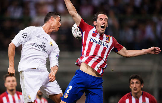 Real Madrids Cristiano Ronaldo i en luftduell med Atletico