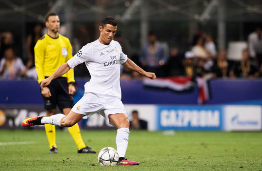Real Madrids Cristiano Ronaldo skjuter in