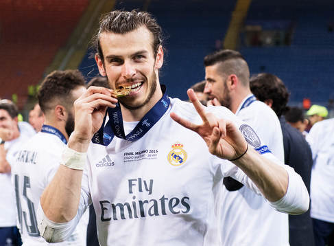 Real Madrids Gareth Bale biter i sin guldmedalj