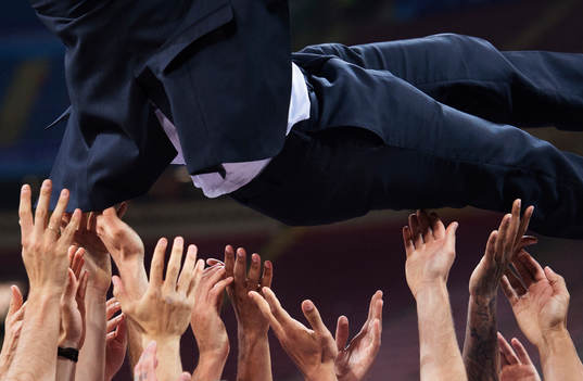 Spelare i Real Madrid kastar upp tränare Zinedine Zidane