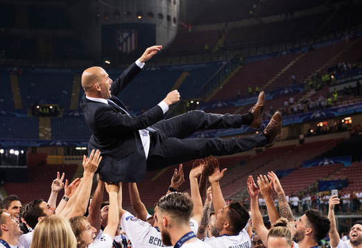 Real Madrids tränare Zinedine Zidane kastas upp av sina